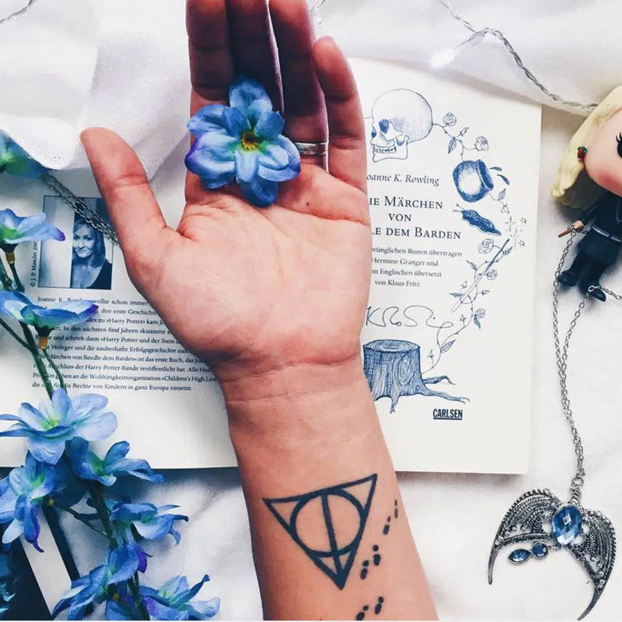 Tatouage Harry Potter - sigle des reliques de la mort et pas de la carte du maraudeur