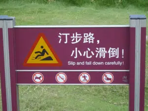 Top 10 des erreurs de traduction : "Slip and fall down carefully"