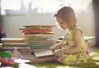 une enfant entourée de livres