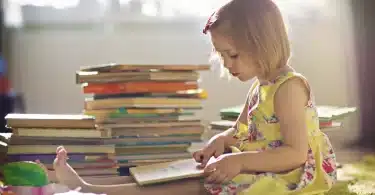 une enfant entourée de livres