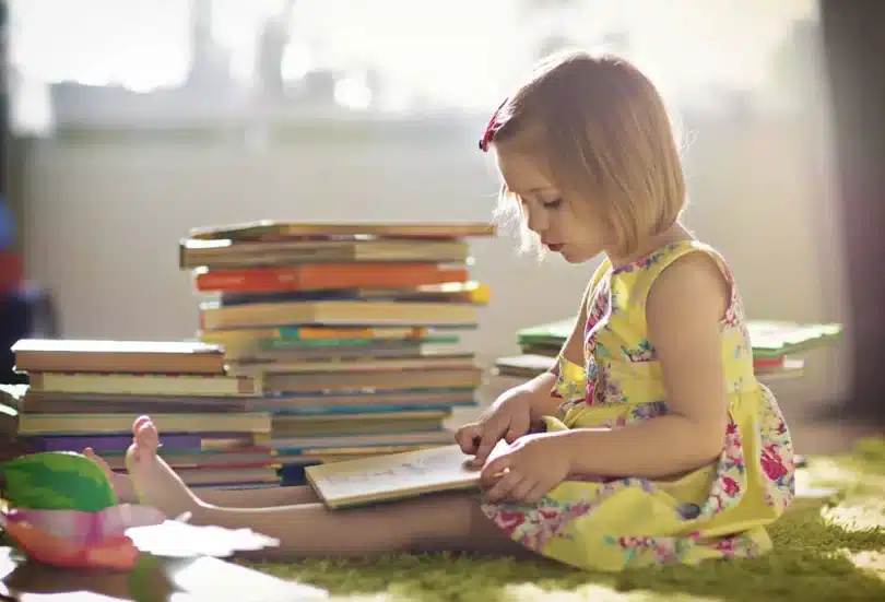 une enfant entourée de livres