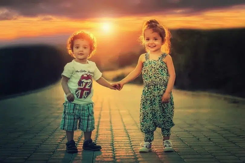 Deux enfants qui se tiennent par la main