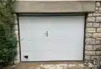 Installer une porte de garage sectionnelle à l'aide d'un rail courbe: guide pas-à-pas