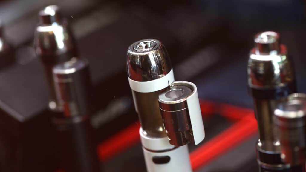 Consommation de tabac et cigarettes électroniques sur une table
