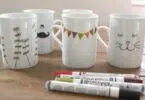 tenir de la peinture sur une tasse