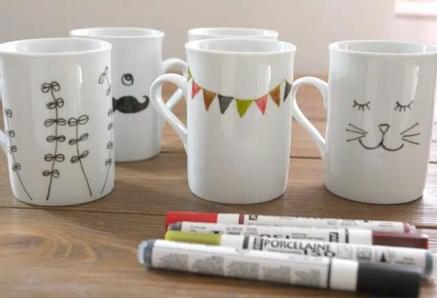 tenir de la peinture sur une tasse