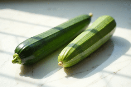 Concombre et zucchini frais sur planche en bois