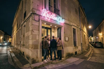 Façade extérieure du Kripton Club à Yssingeaux la nuit avec des jeunes devant l'entrée