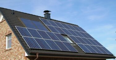 Panneaux photovoltaïques: quand, pourquoi et comment les nettoyer?