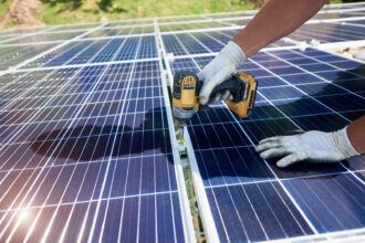 Peut-on poser des panneaux solaires soi-même ?