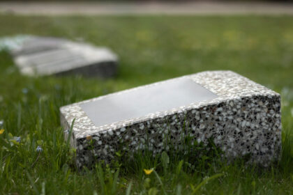 Plaque funéraire : comment choisir un matériau durable et résistant ?